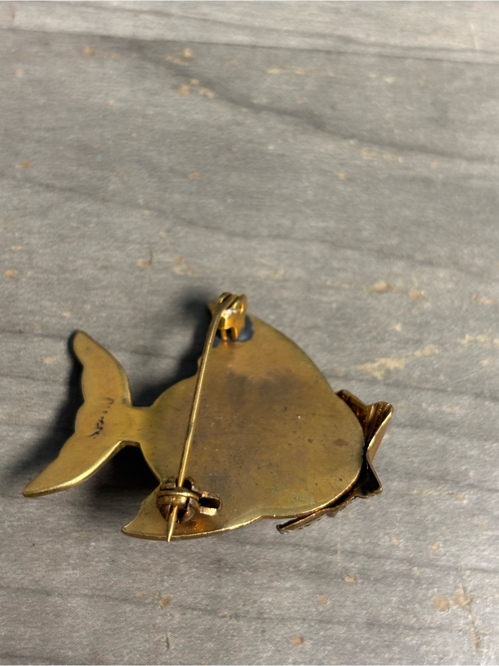 Antique-Style Gold Fish Pin with Pearl Center and butterfly pendant - Picture 2 of 3